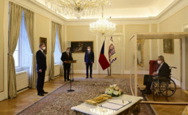 Больной коронавирусом президент Чехии принял присягу премьера сидя в стеклянном кубе
