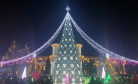Sau fost aprinse luminițele de pe Bradul de Crăciun din Chișinău