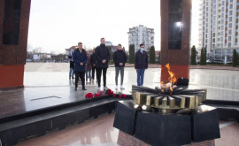 В Кишиневе в День неизвестного солдата возложили цветы к Вечному огню
