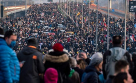 Mii de protestatari au blocat şosele autostrăzi şi bulevarde din Serbia