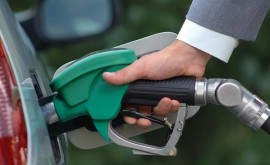 Prețurile carburanților în Moldova continuă să scadă 