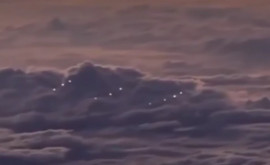 Un clip filmat de un pilot civil surprinde 12 presupuse OZNuri zburînd în formaţie 