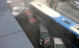 Circa 10 mașini avariate de un autobuz în centrul Chișinăului