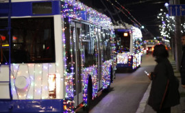 Праздники приближаются В столичном троллейбусе звучат рождественские колядки и песни ВИДЕО
