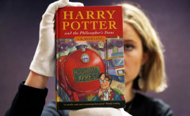 O ediție princeps a primei cărți din seria Harry Potter vîndută la licitație 