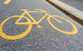 Au blocat pista pentru bicicliști cu mașini Cum a fost surprinsă banda proaspăt amenajată de la Botanica
