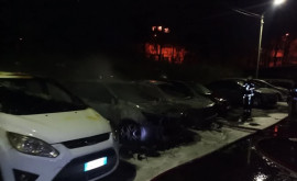 Patru mașini au ars în curtea unui bloc din Capitală