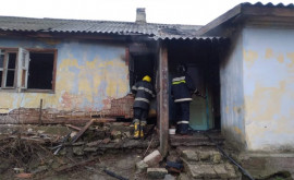 Salvatorii au intervenit pentru a lichida două incendii în sudul țării