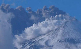 В Италии вулкан Этна выбросил огромный столб пепла ВИДЕО