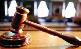 Un jurist din Glodeni învinuit că a primit mită de 1000 de euro de la soția unui client deal său