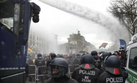 Новые ограничения против Covid вывели европейцев на уличные протесты