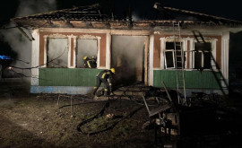 Incendiu la Briceni O femeie a rămas în stradă după ce casa a luat foc
