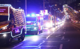 По улицам Кишинева проехал Рождественский караван пожарных и спасателей