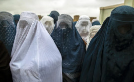 Talibanii interzic femeilor să călătorească neînsoțite