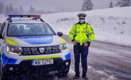 Recomandările polițiștilor pentru conducători auto și pietoni în condițiile de ninsori abundente