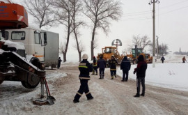 Iarna peste Moldova 150 de automobile și trei ambulanțe blocate în nămeți