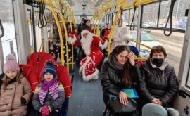 Воспитанники детских домов совершили поездку на туристическом троллейбусе