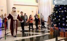 Детей белорусов Молдовы с Новым годом поздравил Дед Мороз из Беларуси