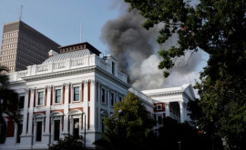 Un bărbat a fost arestat pentru incendierea Parlamentului Africii de Sud