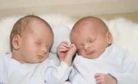 ВИДЕО Близнецы в США родились за 15 минут но у них разные месяцы и годы рождения