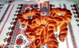 Молдавские хозяйки готовятся к Рождеству пекут калачи и крэчунелы