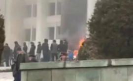 Резиденция президента Казахстана в АлмаАте охвачена огнем