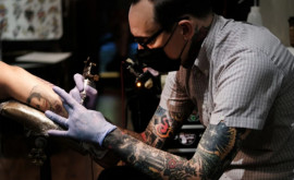 Cerneala colorată folosită la tatuaje periculoasă UE interzice 4000 de substanțe artiștii spun că le vor fi afectate afacerile
