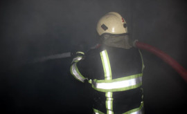 Incendiu întrun apartament din capitală Doi bărbați salvați de pompieri