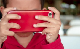 Tot mai mulţi copii dependenţi de telefoanele mobile