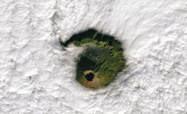 Imagine impresionantă cu Vulcanul Vezuviu care iese dintro mare de nori surprinsă de NASA 