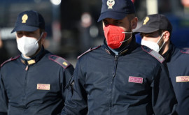 Polițiștii italieni revoltați că trebuie să poarte măști de protecție roz Este o culoare nepotrivită Ne afectează reputația