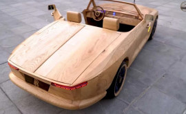 Un tată ia făcut fiului său o mașină de lux din lemn în 68 de zile