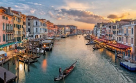 O turistă obligată să părăsească Veneția după ce a pozat topless pe un memorial dedicat victimelor de război