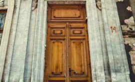 Двери с многовековой историей все еще украшают здания столицы
