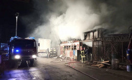 Pompierii din capitală au intervenit concomitent în două incendii pe parcursul nopții