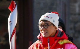Знаменитый голливудский актер Джеки Чан пронес Олимпийский огонь по Великой китайской стене