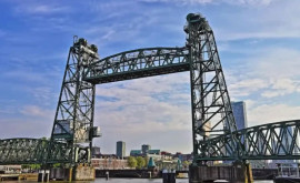 Primăria Rotterdam neagă că a decis să demonteze un pod istoric ca să treacă superiahtul lui Jeff Bezos