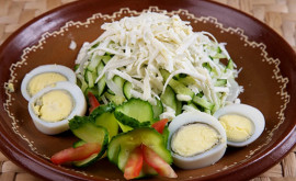 REŢETA ZILEI Castraveţi cu salată verde şi brînză