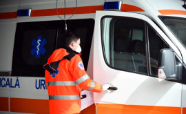 O ambulanță blocată lîngă casa unui pacient cu infarct Salvatorii iau venit în ajutor