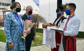  Noul ambasadorul SUA a sosit în Moldova împreună cu soția sa Au fost întmpinați cu pîine sare și vin
