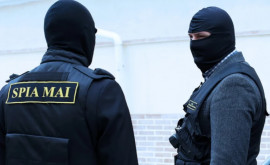 Trei vameși și doi polițiști de frontieră reținuți de ofițerii SPIA