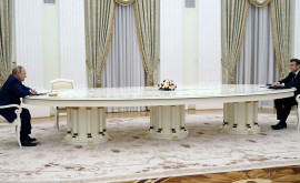 Как в Кремле объяснили очень длинный стол между Путиным и Макроном