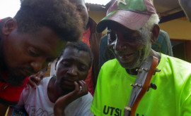 90летний певец из Африки стал звездой соцсетей не имея никакого представления об Интернете