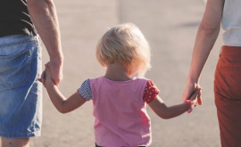 Părinții cu copii mici ar putea reveni mai rapid la serviciu o nouă inițiativă legislativă