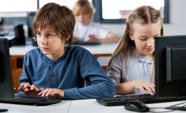 Tablete computere și camere web dăruite de partenerii externi vor ajunge în școlile din țară