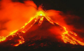Вулкан Этна осветил ночное небо впечатляющим извержением ВИДЕО