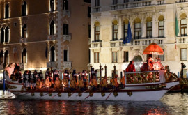 A început carnavalul de la Veneția Imagini cu parada bărcilor colorate pe Marele Canal