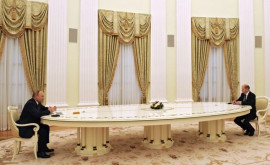 Cine a construit celebra masă albă la care Putin ia primit pe liderii occidentali
