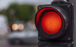 Un șofer de troleibuz filmat cum trece la culoarea roșie a semaforului
