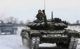 Două convoaie cu tancuri și echipamente militare se îndreaptă spre orașul Donețk